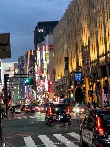ネオンの光が誘う、都市の交差点