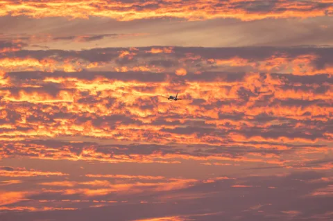 夕焼けと小さな旅客機