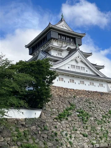 石垣にそびえる白亜の城