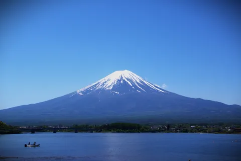 青空が映える雄大な富士山
