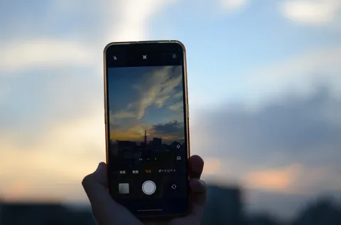 スマホ越しの夕焼け空