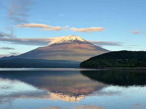 湖面に映る、朝焼けの富士山