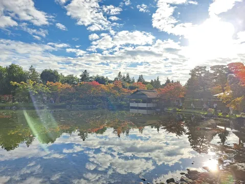 水鏡に映る秋の色彩