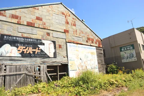 時代を映す、色褪せた看板たち