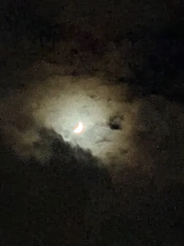 雲間から覗く三日月