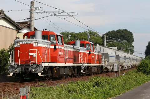 赤と白の疾走、貨物列車の力強さ