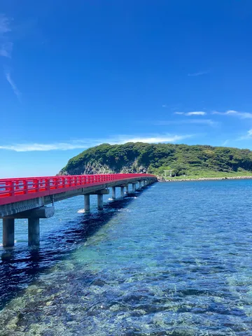 海に架かる赤い道