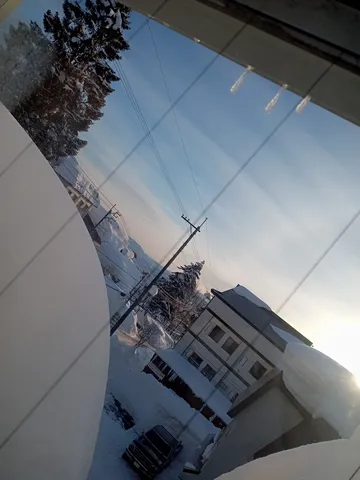 雪化粧の冬景色、静かな朝の訪れ