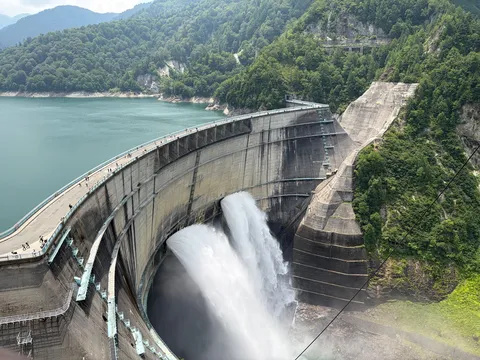雄大なダムと水の躍動