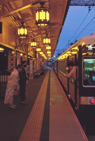 夜の駅に灯る暖かな光