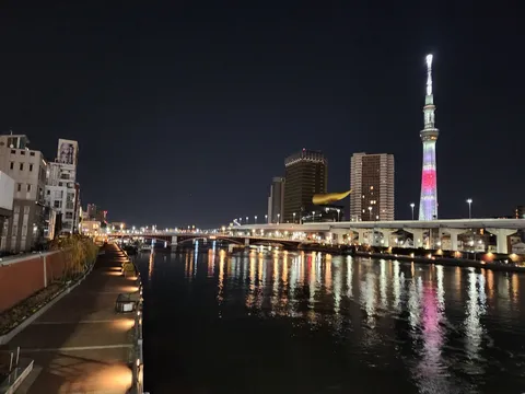 水上ステージの夜景