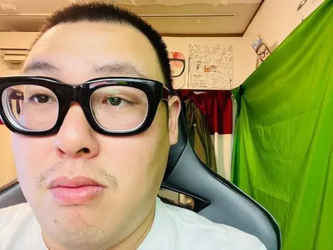 個性派メガネが主役の自撮り