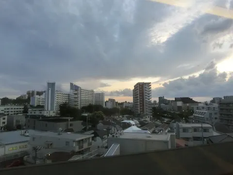 移ろう空と都市の日常