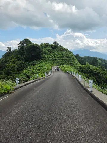 緑深き山道、旅人たちの行方
