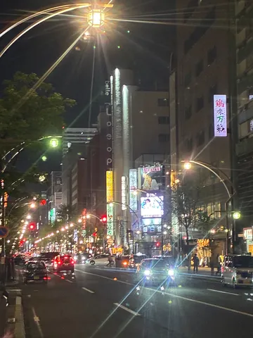 ネオンの川、都市の夜