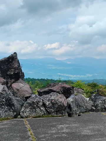 時を止めた岩と遠い山並み