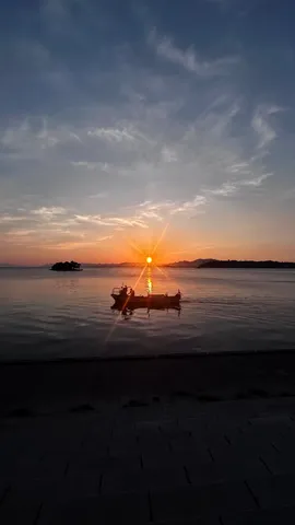 漁船と夕陽が織りなす、黄金の海
