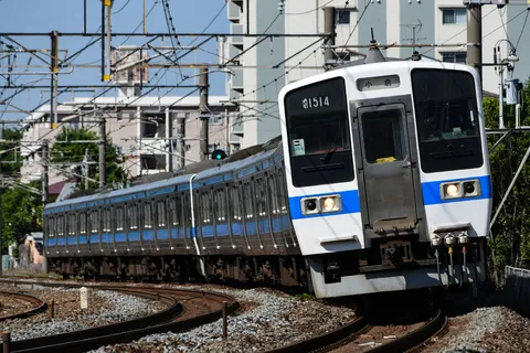 街のカーブを駆ける電車