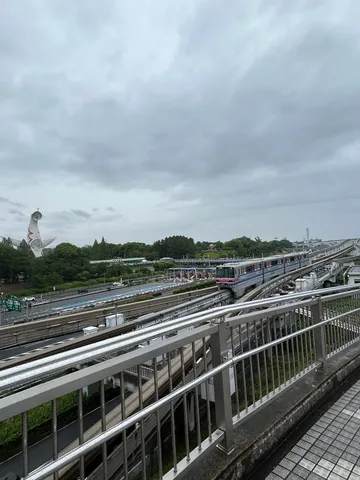 雨空とモノレールの静かな午後