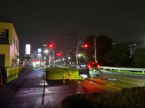夜の信号と雨の道路