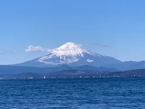 青い空と雪化粧の富士山