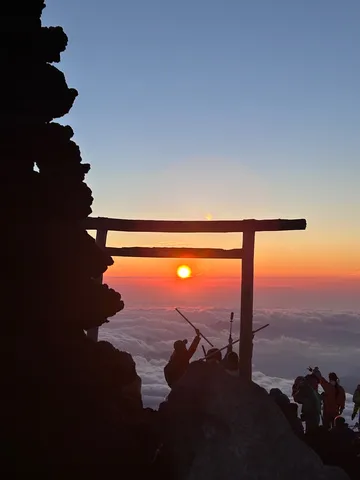 雲海に沈む鳥居とご来光