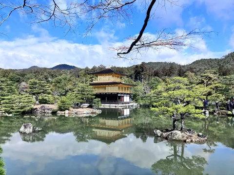 黄金の輝き、水鏡に映る絶景