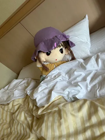 ベッドに潜む、ちょっぴりおしゃまなぬいぐるみ
