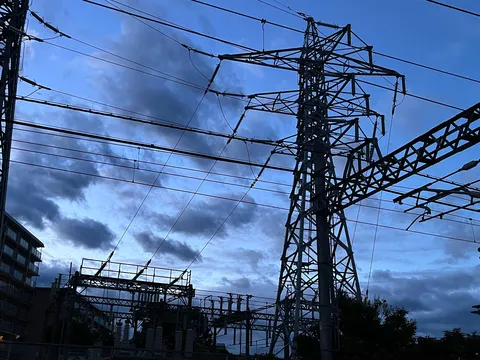 線路沿いの変電所