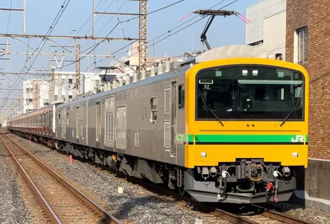朝陽を浴びる黄色い列車