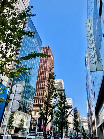 都会の青空、ビルの窓に映る街並み