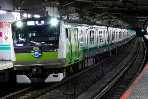輝く緑の列車、ホームを照らす