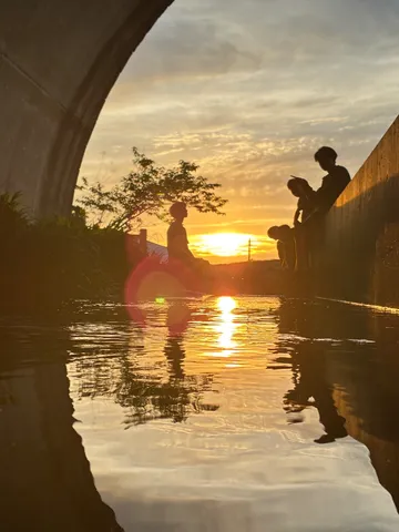 水面に煌めく夕焼けのきらめき