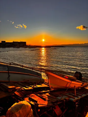 黄金に輝く海の夕暮れ