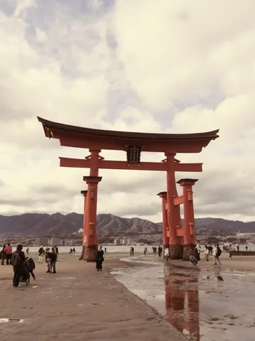 水面に映る鳥居の静寂