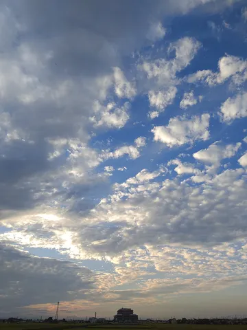 薄暮の雲と街の影