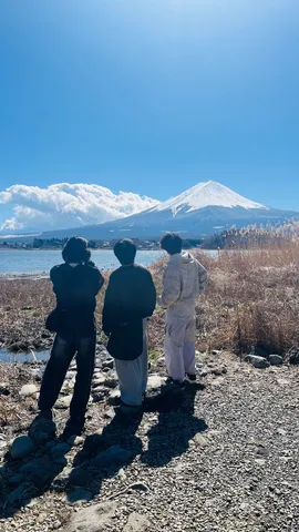 富士山と湖、そして3人