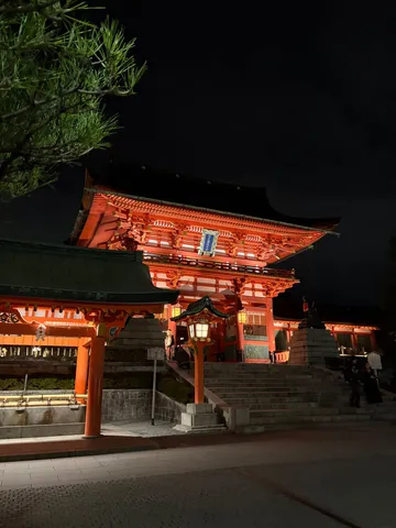 夜に浮かぶ、鮮やかな朱色の社