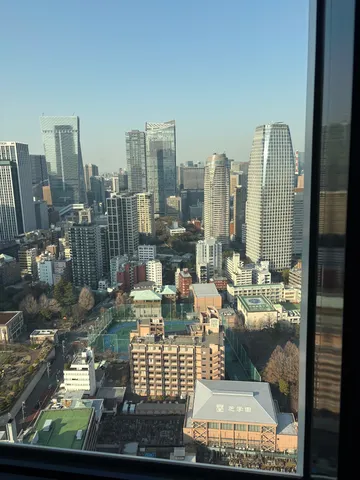 高層ビル群と青空のコントラスト