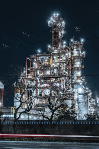 夜に瞬く産業の光