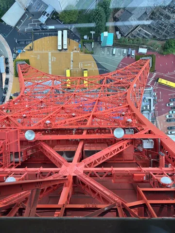 鉄塔の赤、眼下の路面
