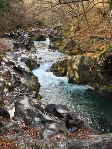 岩間を流れる清流の刻