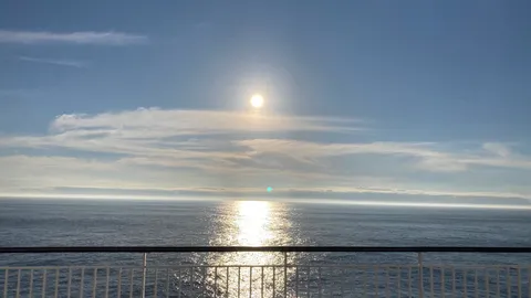 水平線に輝く太陽の道