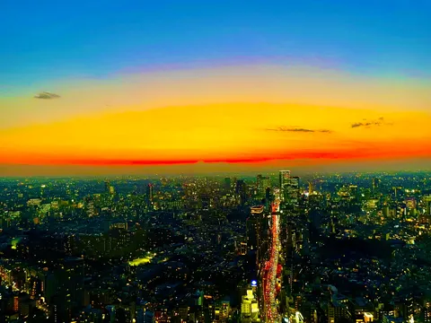 茜空と煌めく都市のパノラマ