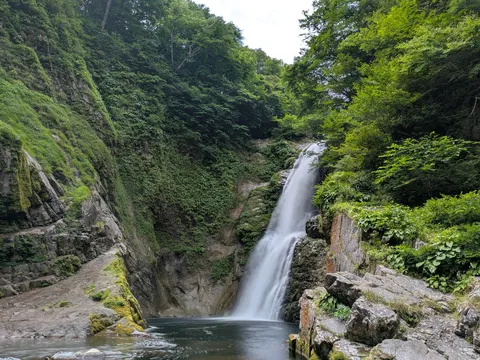 緑と岩が織りなす滝の景