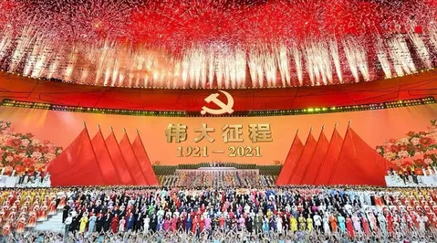 赤と金が彩る祝賀空間