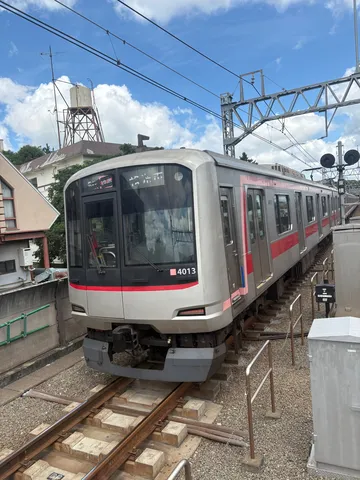現代の駅に走る銀色列車