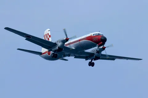 青空を舞うレトロな双発機