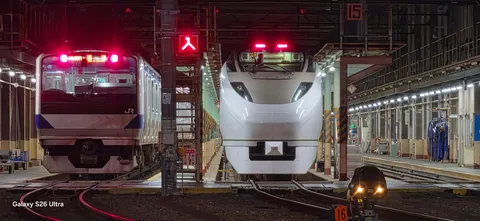 駅の夜、静寂を破る列車の鼓動