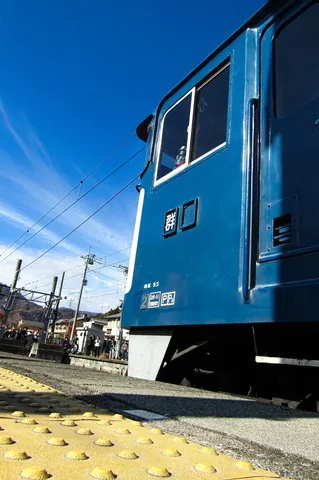 青い列車と青い空のコントラスト
